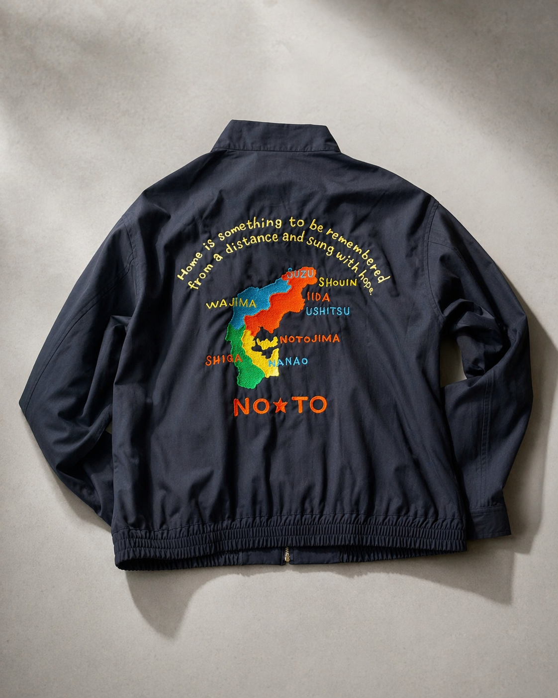 NOTOジャン — 能登の地名と輪郭を背に刺繍したジャケット